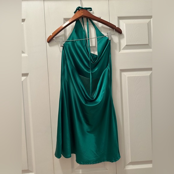 Green mini halter dress sz medium - Picture 3 of 3